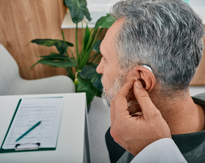 Снижение слуха и риск деменции: каково влияние использования слуховых аппаратов?