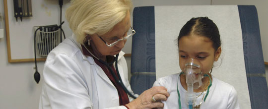 Какой препарат безопаснее у детей с астмой -  ибупрофен или парацетамол?