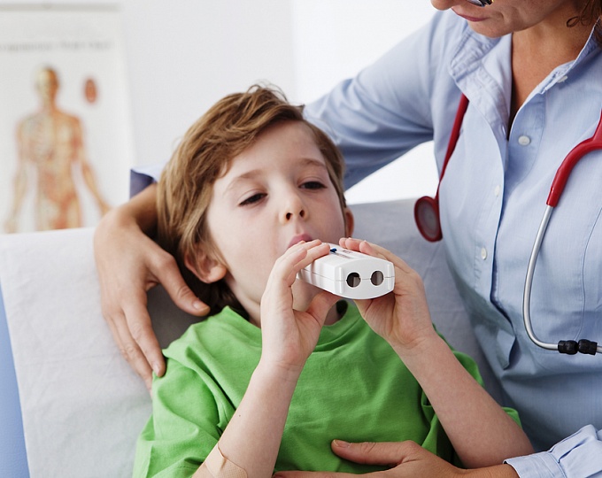 Связь между применением ингаляционных кортикостероидов и переломами у детей, страдающих астмой 