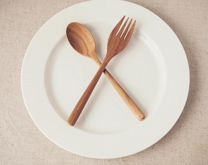 Может ли длительное голодание привести к снижению веса и метаболических показателей?