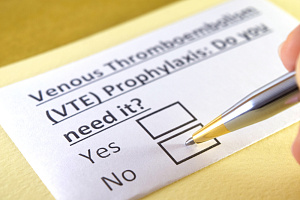 Отменить или продолжить антикоагулянт после 3 месяцев после первого эпизода венозной тромбоэмболии?