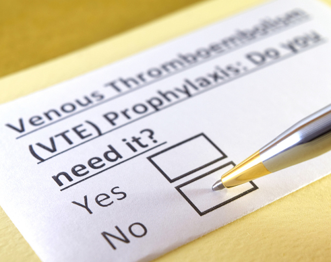 Отменить или продолжить антикоагулянт после 3 месяцев после первого эпизода венозной тромбоэмболии?