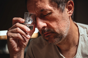 Как улучшить выживаемость у пациентов с тяжелым алкогольным поражением печени, фокус на препараты для лечения алкогольной зависимости