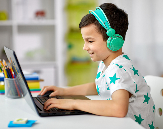 Какие нарушения поведения ожидать у детей, проводящих много времени за экраном?