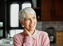 Как позднее наступление менопаузы связано с жесткостью артерий?