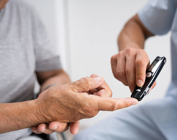 Как наличие сахарного диабета 2-го типа влияет на почечные исходы при терапии иНГЛТ-2?