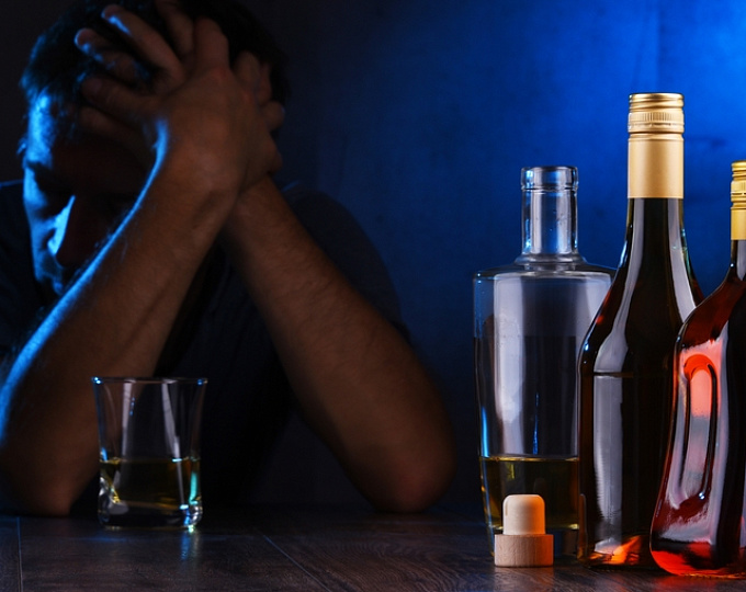 Как уровень потребления алкоголя на душу населения связан со смертностью по причине суицида?