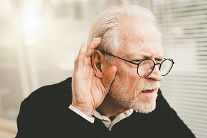 Коррекция нарушения слуха помогает в замедлении снижения когнитивной функции у пациентов высокого риска