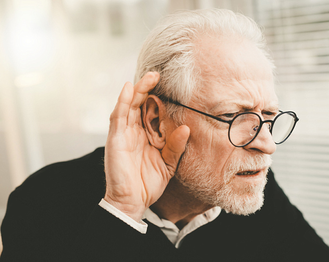 Коррекция нарушения слуха помогает в замедлении снижения когнитивной функции у пациентов высокого риска