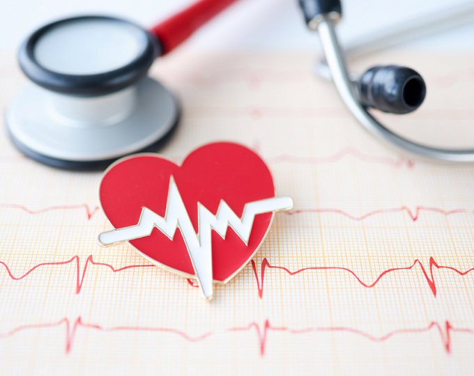 Как бремя ФП влияет на риск сердечно-сосудистых событий при выборе стратегии контроля ритма?