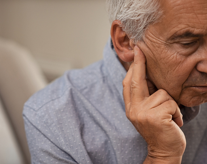 Трудности распознания речи в шумной обстановке и риск развития деменции