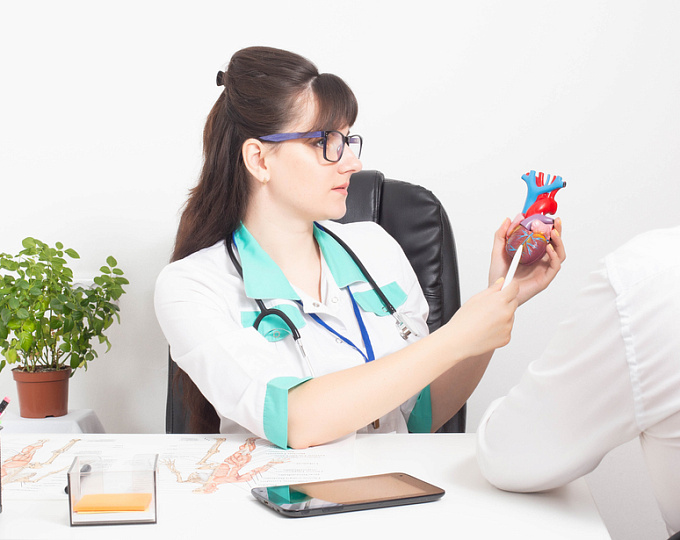 Как связаны уровень артериального давления и объем левого предсердия?