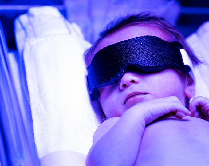 Опасность фототерапии, фокус на детскую эпилепсию 