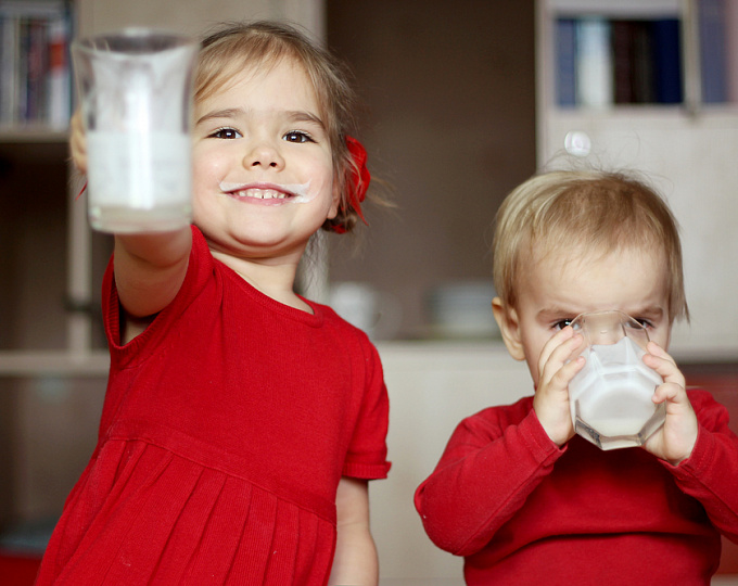 Нужно ли детям старше 2 лет пить обезжиренное вместо цельного молока?