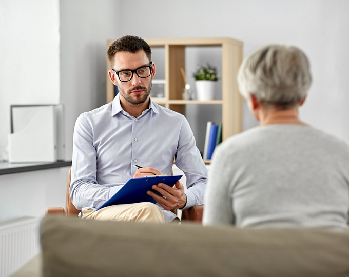 Какие факторы определяют успех психотерапии у пациентов с деменцией?