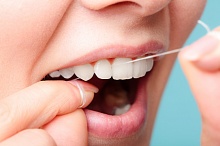 Опасные зубные нити повышают риск токсических веществ в организме 