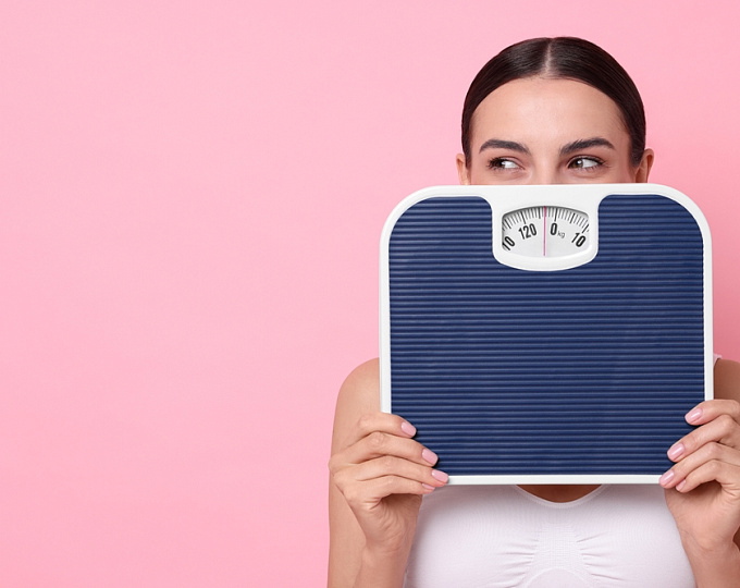 Какие метаболические побочные явления можно ожидать на фоне низкой дозы антипсихотика кветиапина?