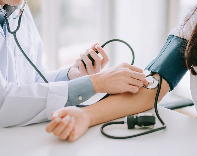 Добавка из выдержанного черного чеснока поможет при гипертонии?