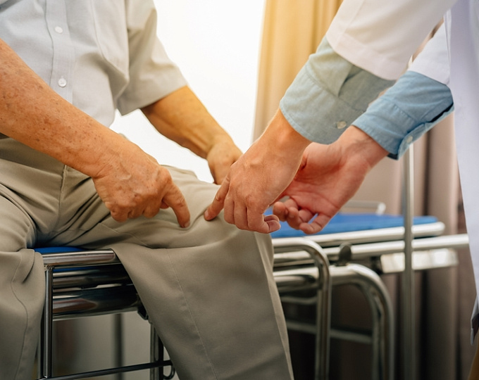 Остеоартрит коленного сустава: облегчает ли блокада коленного нерва симптомы?