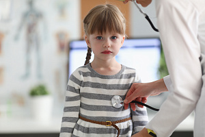 Азитромицин не уменьшал выраженность острых свистящих хрипов у детей дошкольного возраста