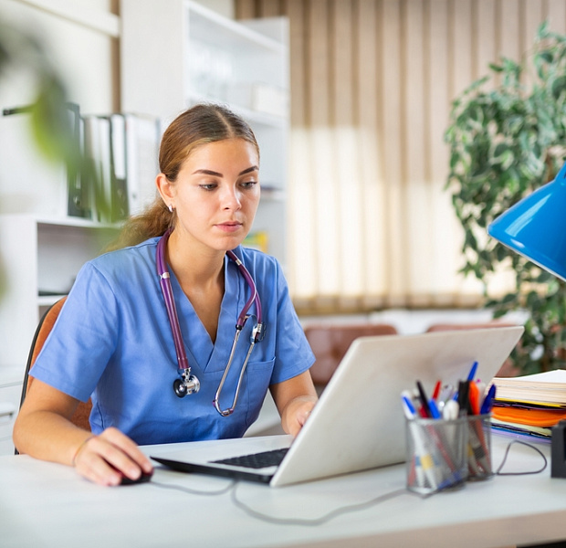 Зависит ли риск развития синдрома профессионального выгорания от количества часов работы?