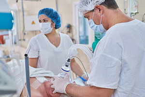 Какая анестезия предпочтительнее у пожилых пациентов с переломом бедренной кости?