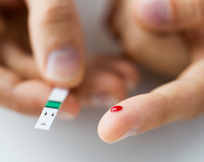 Риск гипогликемии на фоне терапии прямыми противовирусными препаратами у больных сахарным диабетом 