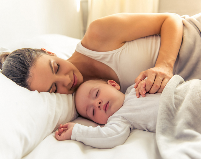 Совместный сон в первые 6 месяцев жизни ребенка: фокус на развитие и младенческую привязанность 