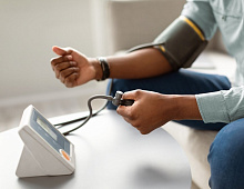 Какие факторы увеличивают вероятность резистентной к лечению гипертонии?