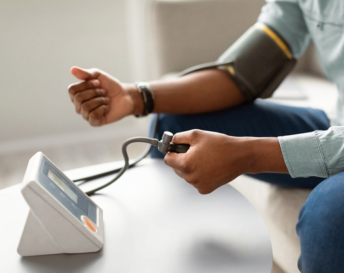 Какие факторы увеличивают вероятность резистентной к лечению гипертонии?