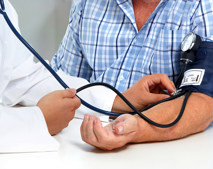 Более и менее интенсивное снижение АД с точки зрения риска смертельных исходов