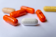 Влияние перехода с варфарина на прямые оральные антикоагулянты на смертность от желудочно-кишечных кровотечений